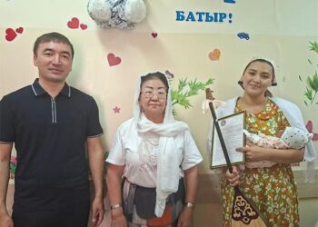 Домбыра мен ҚХА-ның құттықтау хатын тапсырды